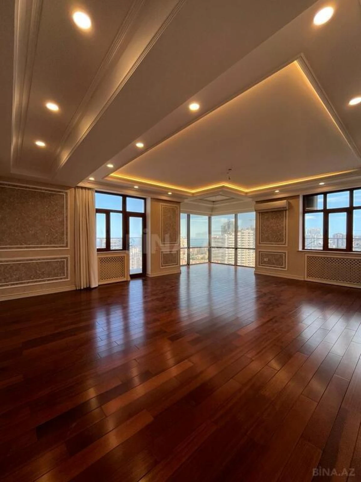 Satılır 4 otaqlı mənzil 245 m²