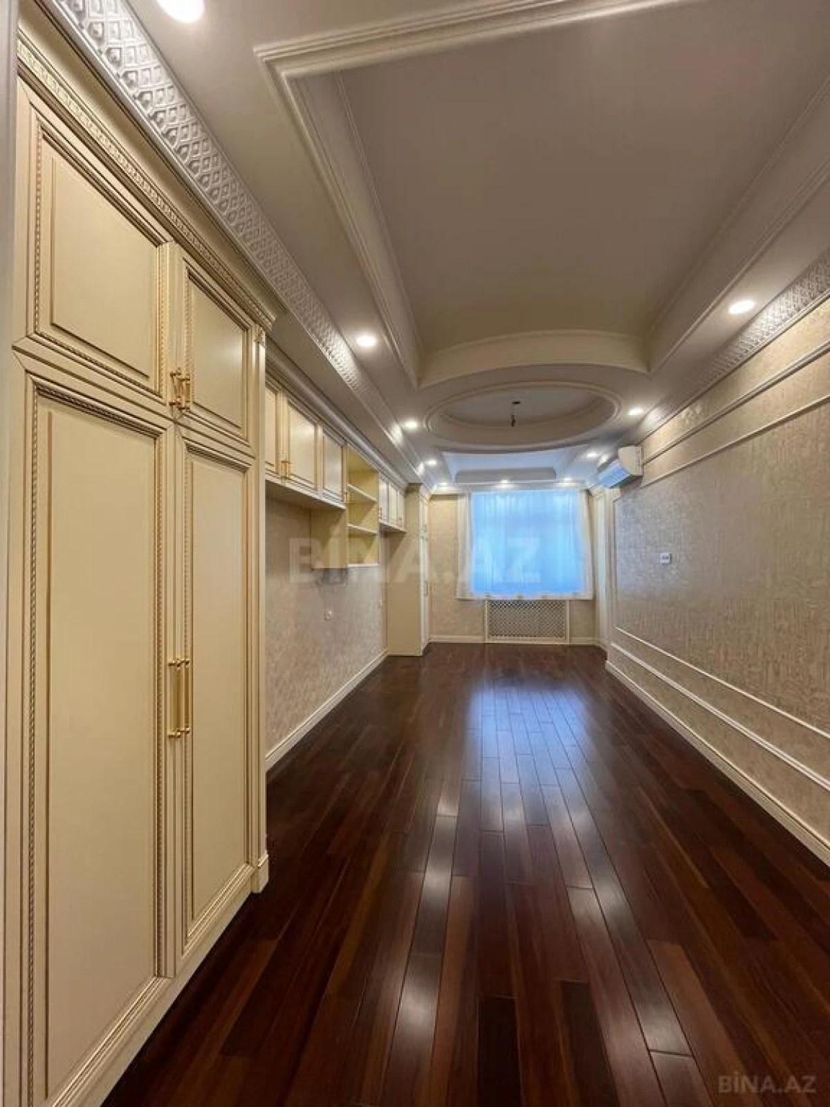 Satılır 4 otaqlı mənzil 245 m²