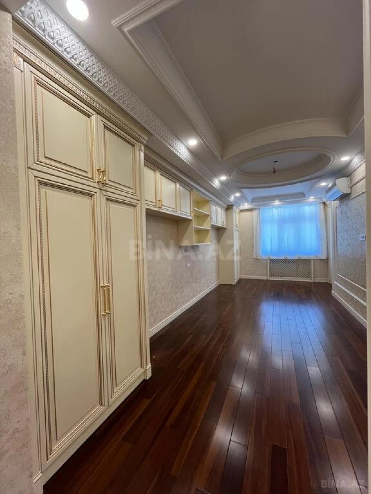 Satılır 4 otaqlı mənzil 245 m²