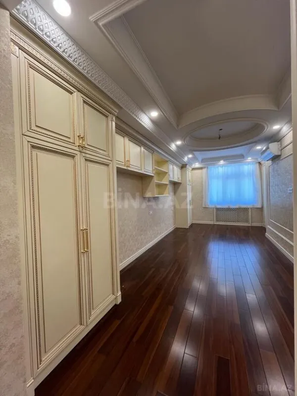 Satılır 4 otaqlı mənzil 245 m²