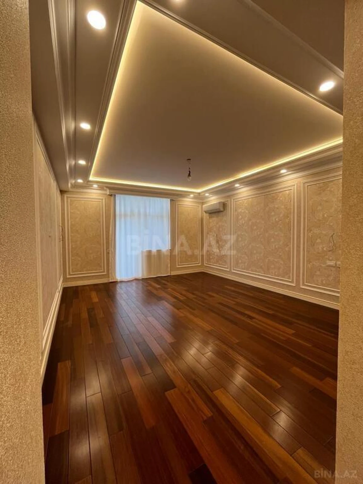 Satılır 4 otaqlı mənzil 245 m²