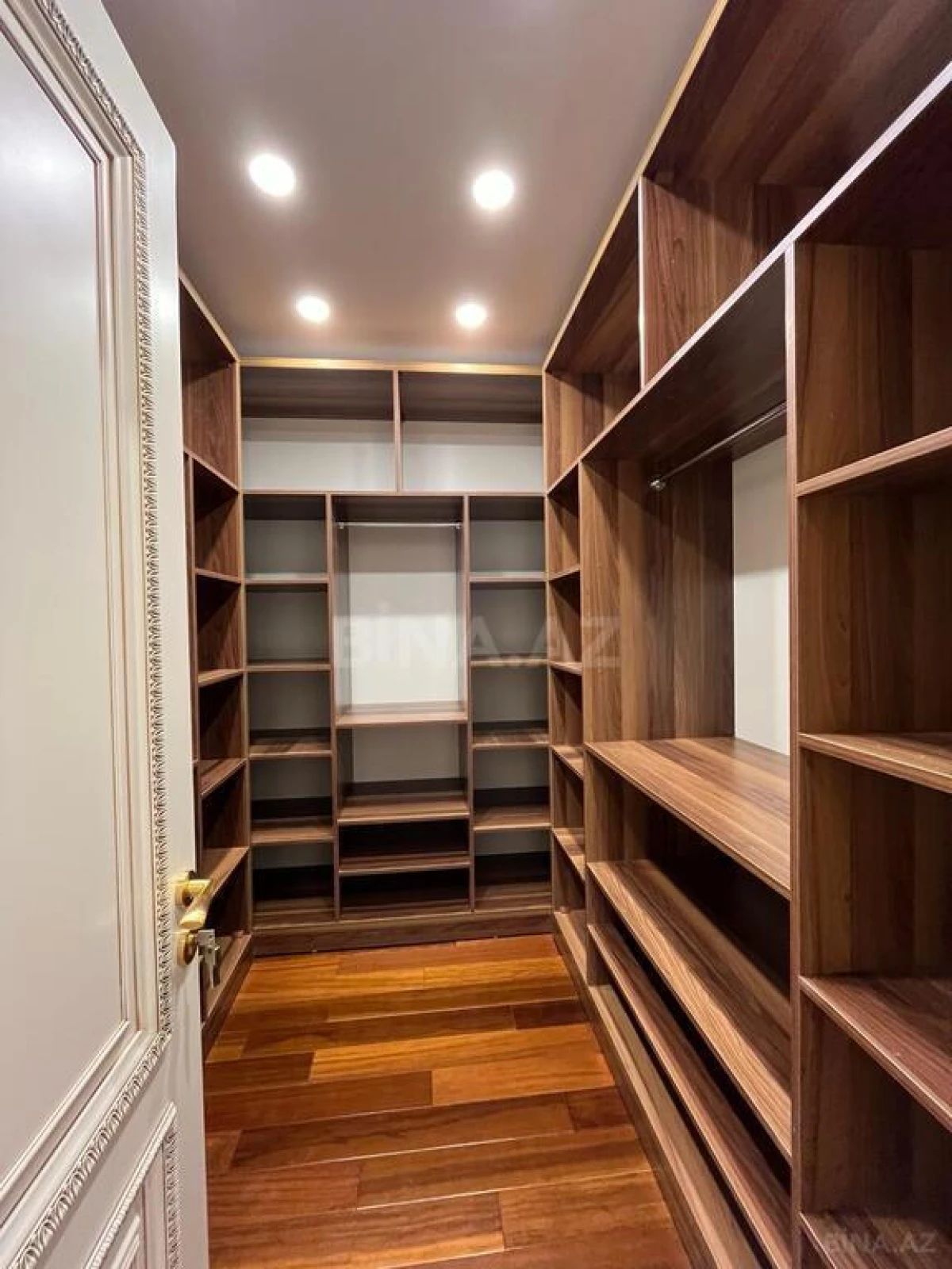 Satılır 4 otaqlı mənzil 245 m²