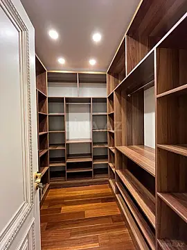 Satılır 4 otaqlı mənzil 245 m²