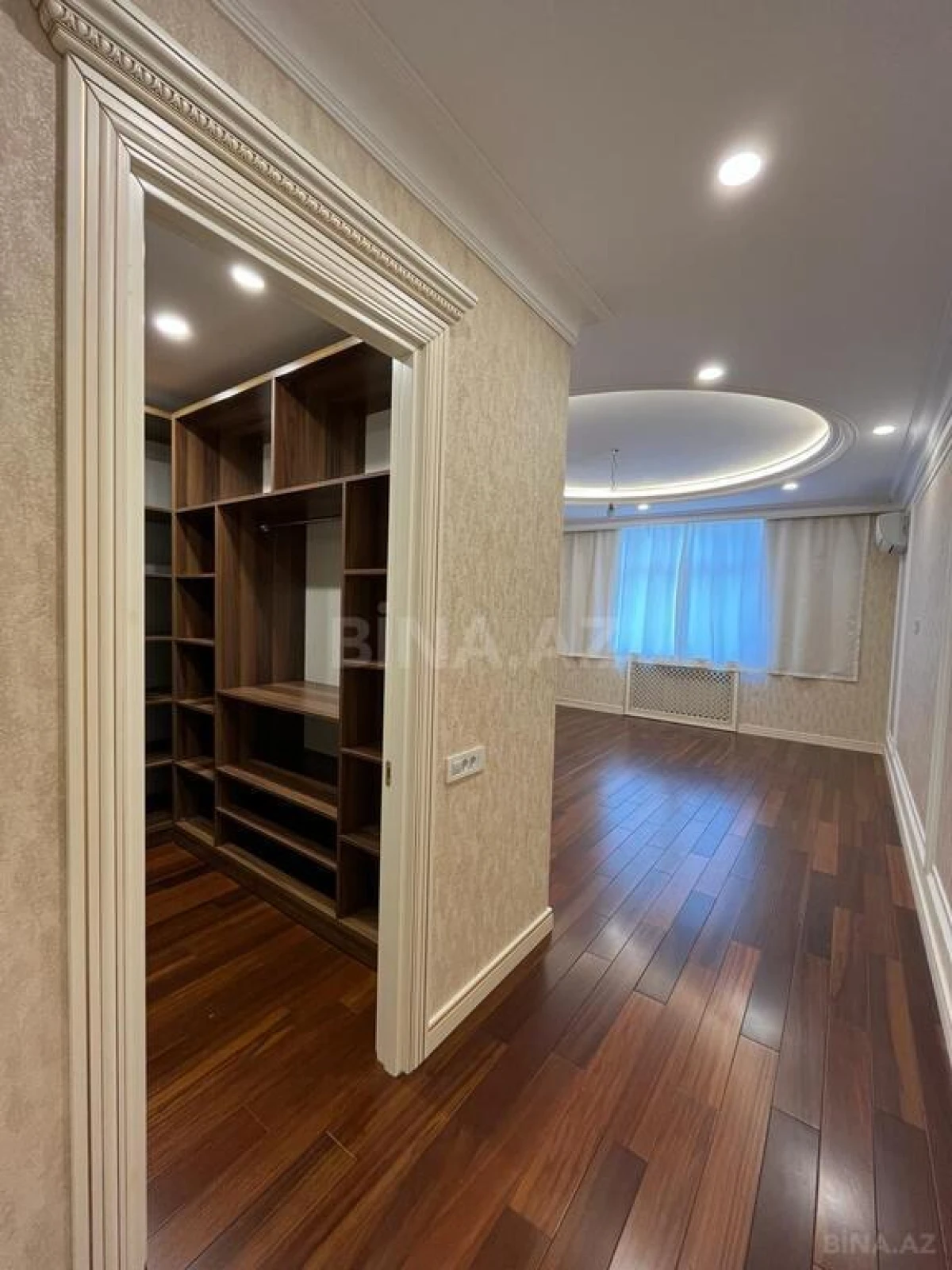 Satılır 4 otaqlı mənzil 245 m²