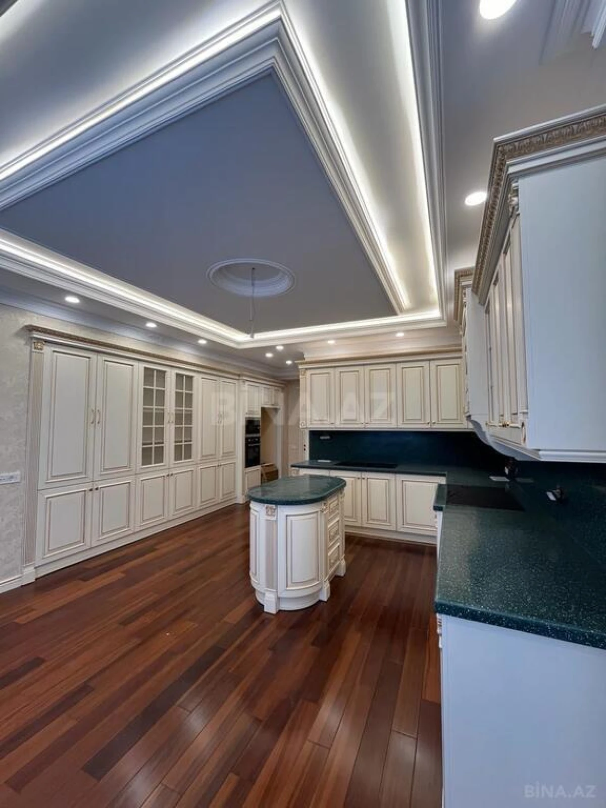 Satılır 4 otaqlı mənzil 245 m²