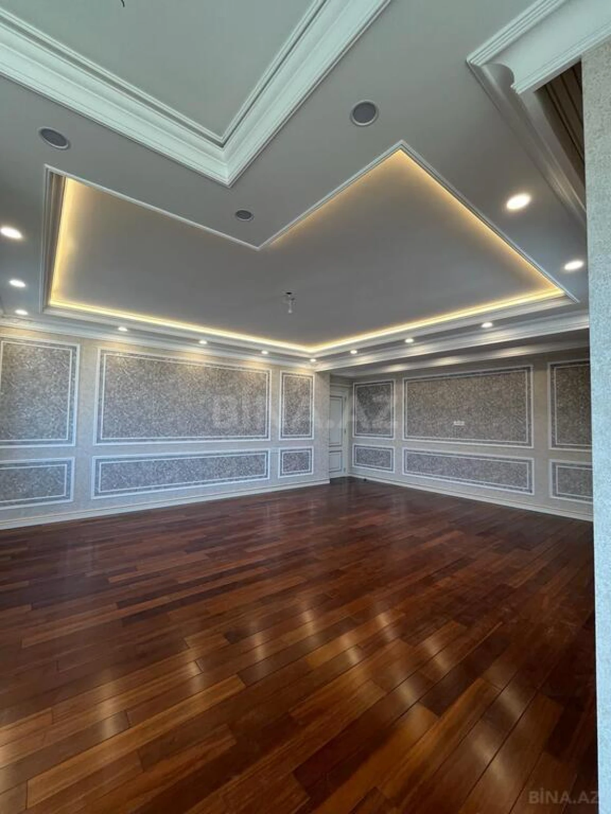 Satılır 4 otaqlı mənzil 245 m²