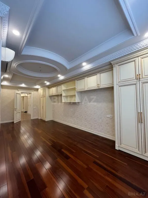 Satılır 4 otaqlı mənzil 245 m²