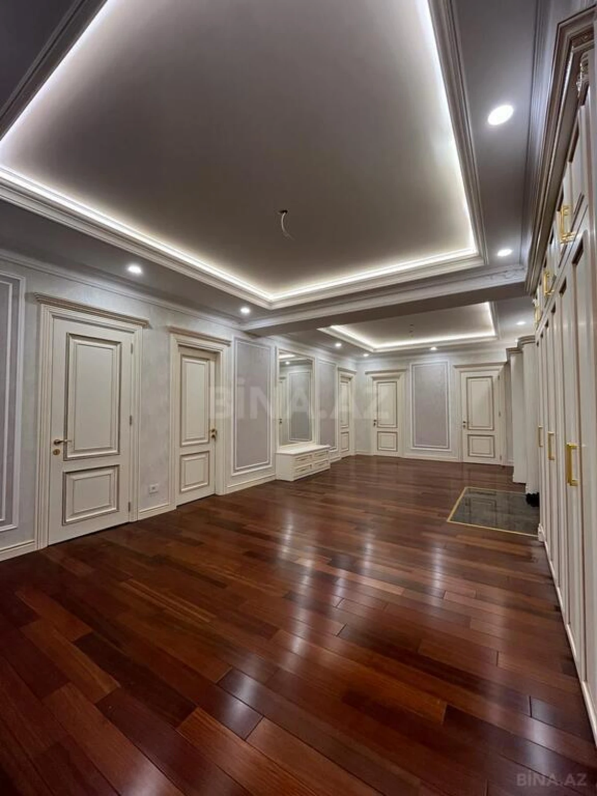 Satılır 4 otaqlı mənzil 245 m²