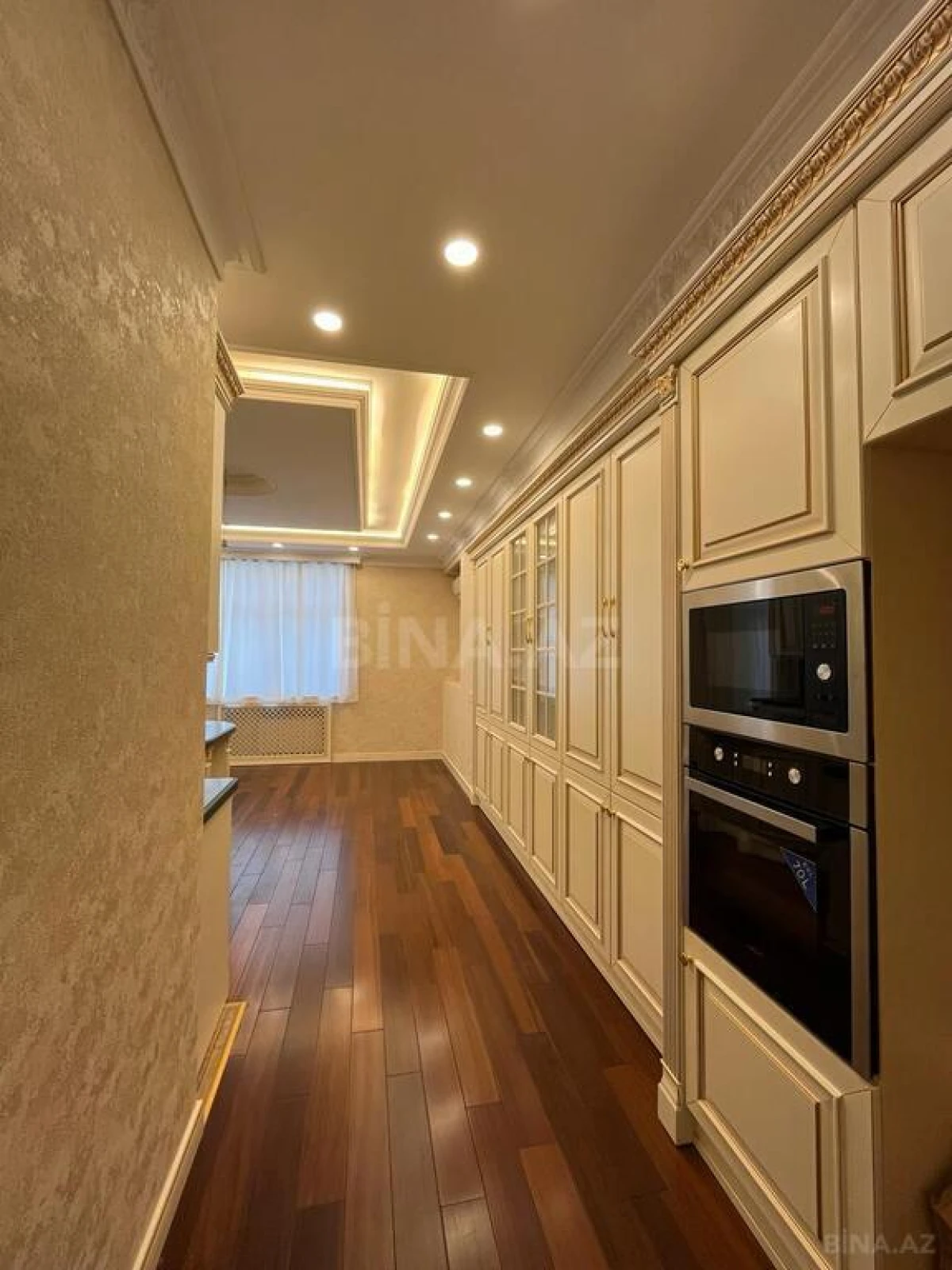 Satılır 4 otaqlı mənzil 245 m²