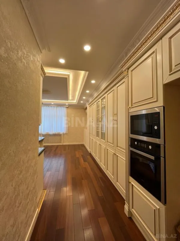 Satılır 4 otaqlı mənzil 245 m²