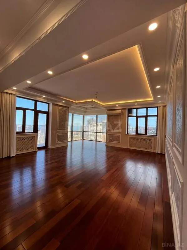 Satılır 4 otaqlı mənzil 245 m²
