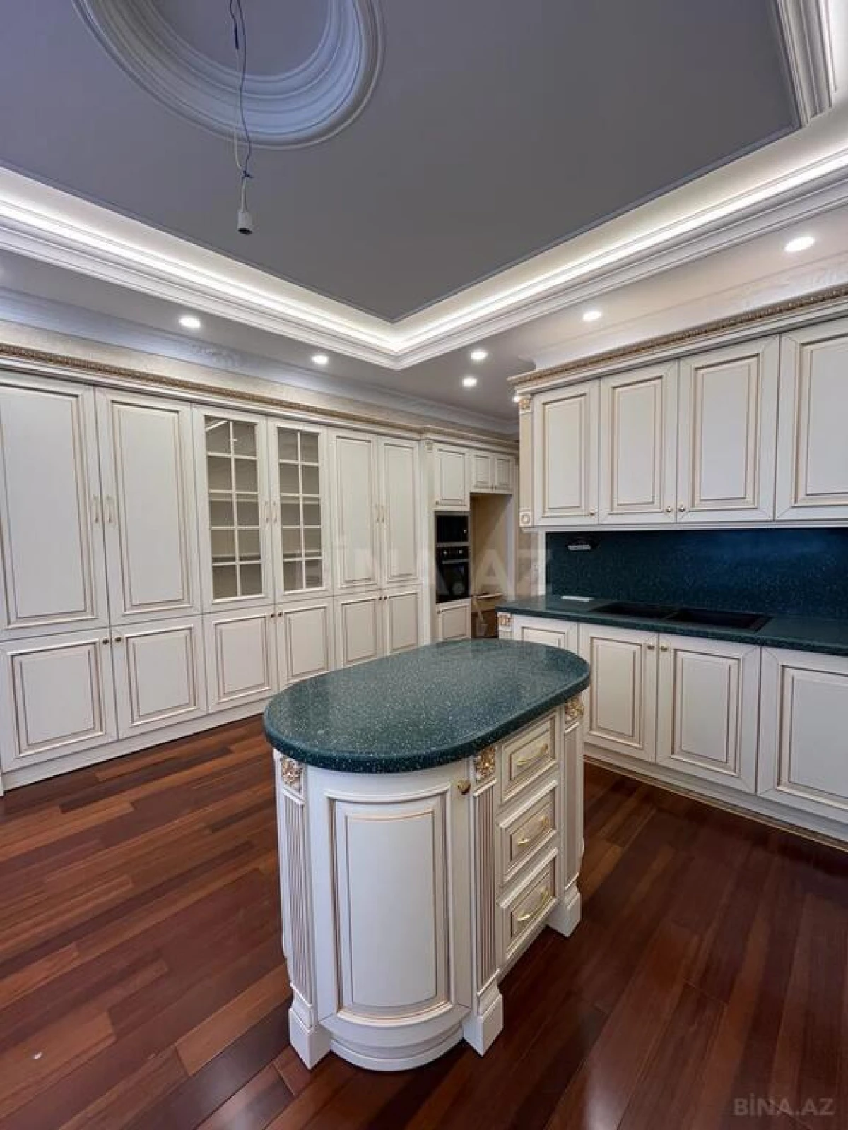 Satılır 4 otaqlı mənzil 245 m²