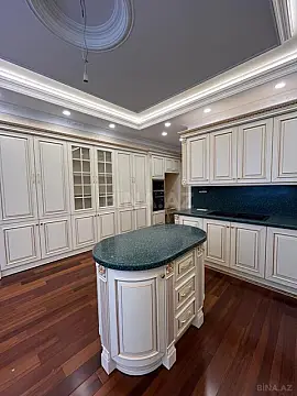 Satılır 4 otaqlı mənzil 245 m²