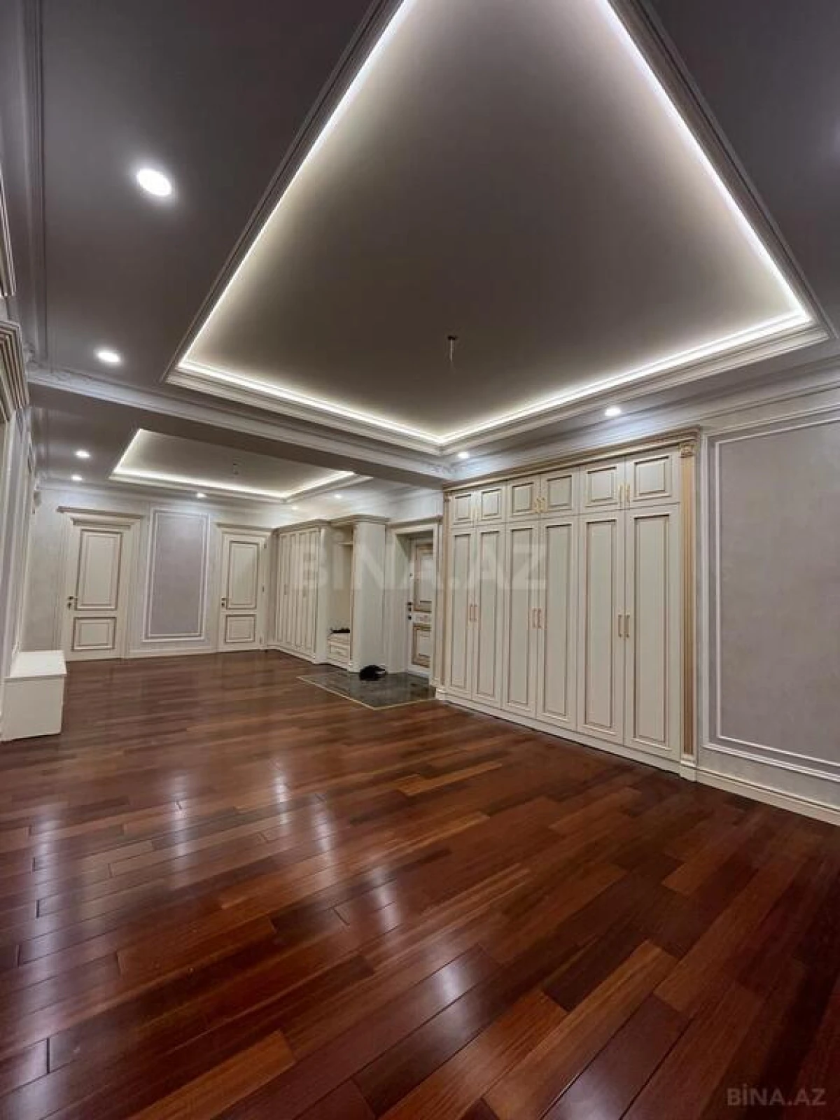 Satılır 4 otaqlı mənzil 245 m²