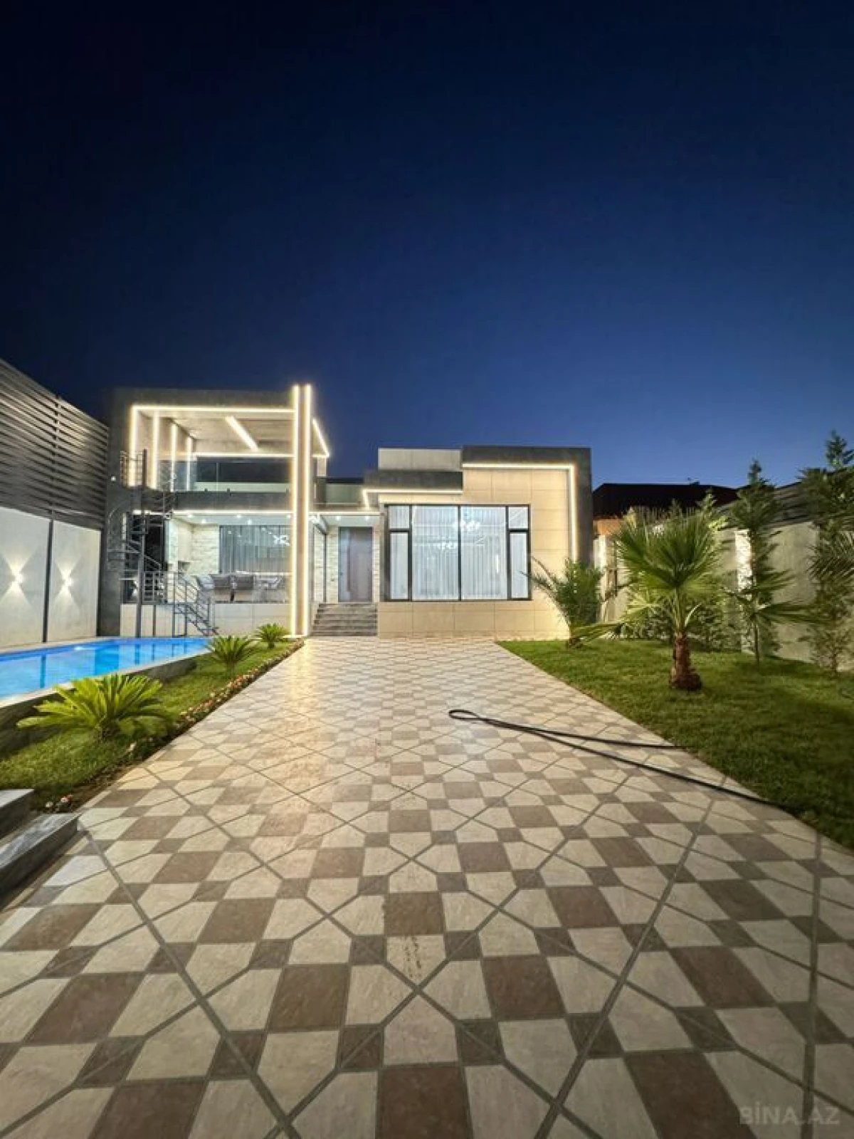 Satılır 5 otaqlı həyət evi 300 m²