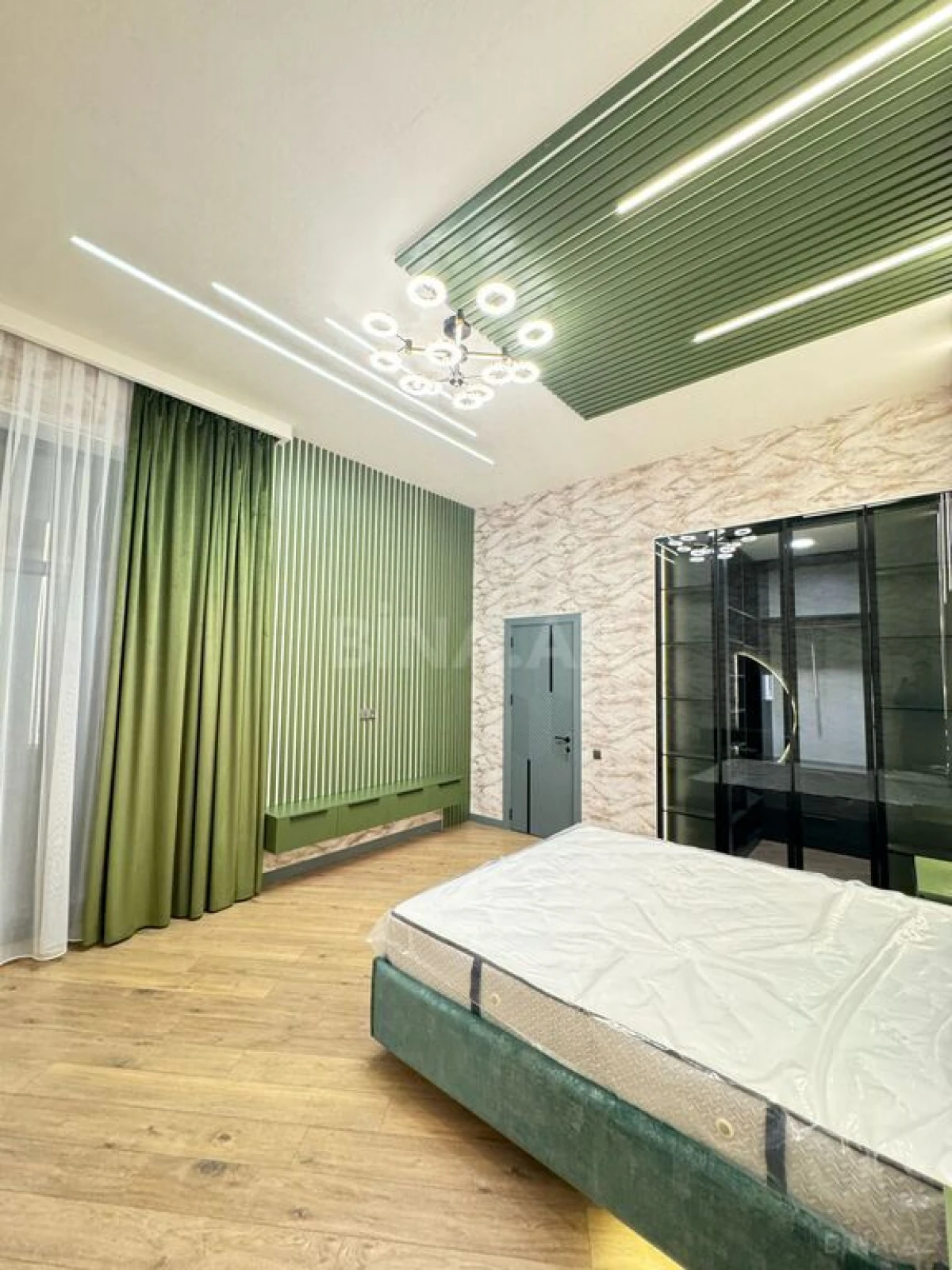 Satılır 5 otaqlı həyət evi 300 m²