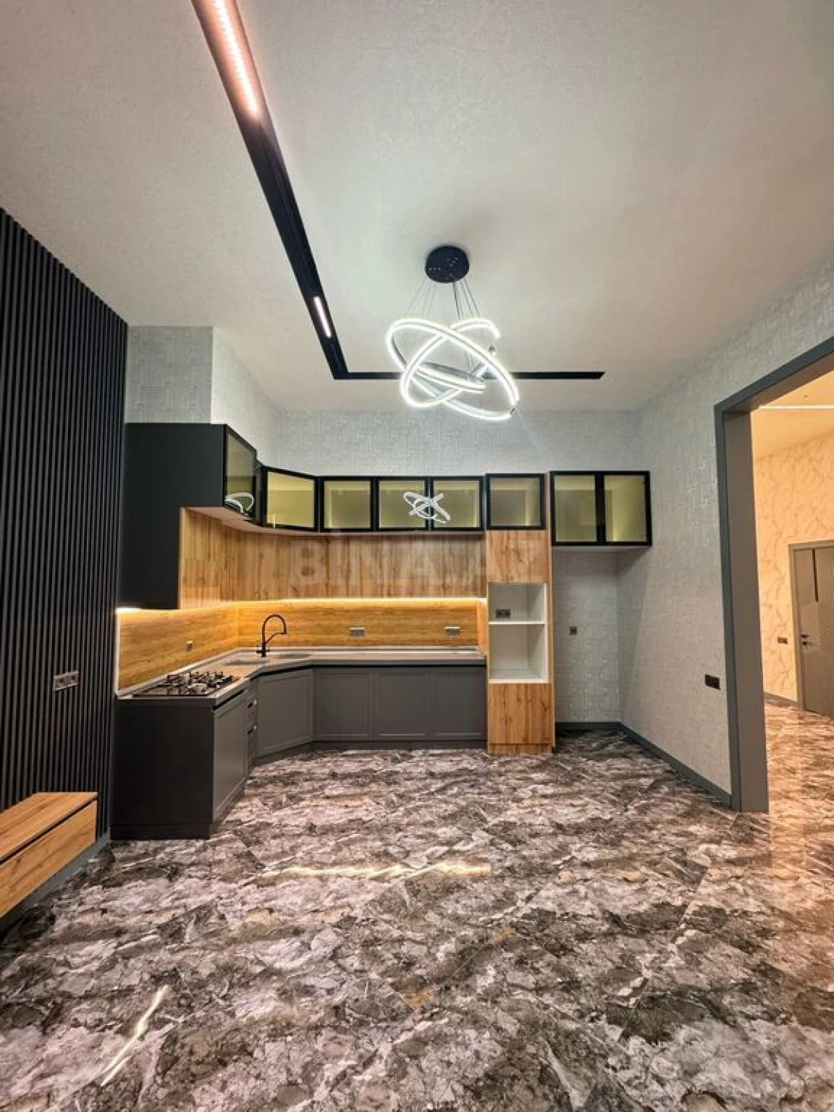 Satılır 5 otaqlı həyət evi 300 m²