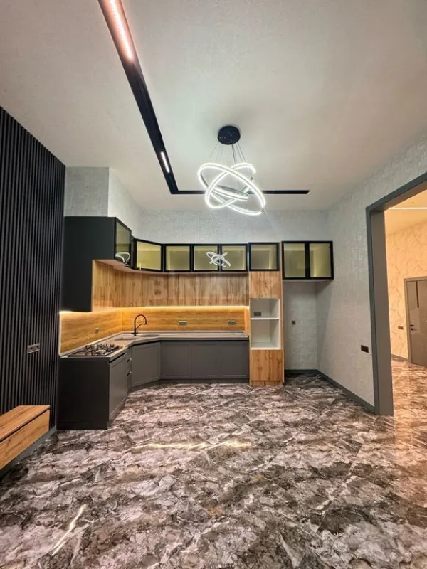 Satılır 5 otaqlı həyət evi 300 m²