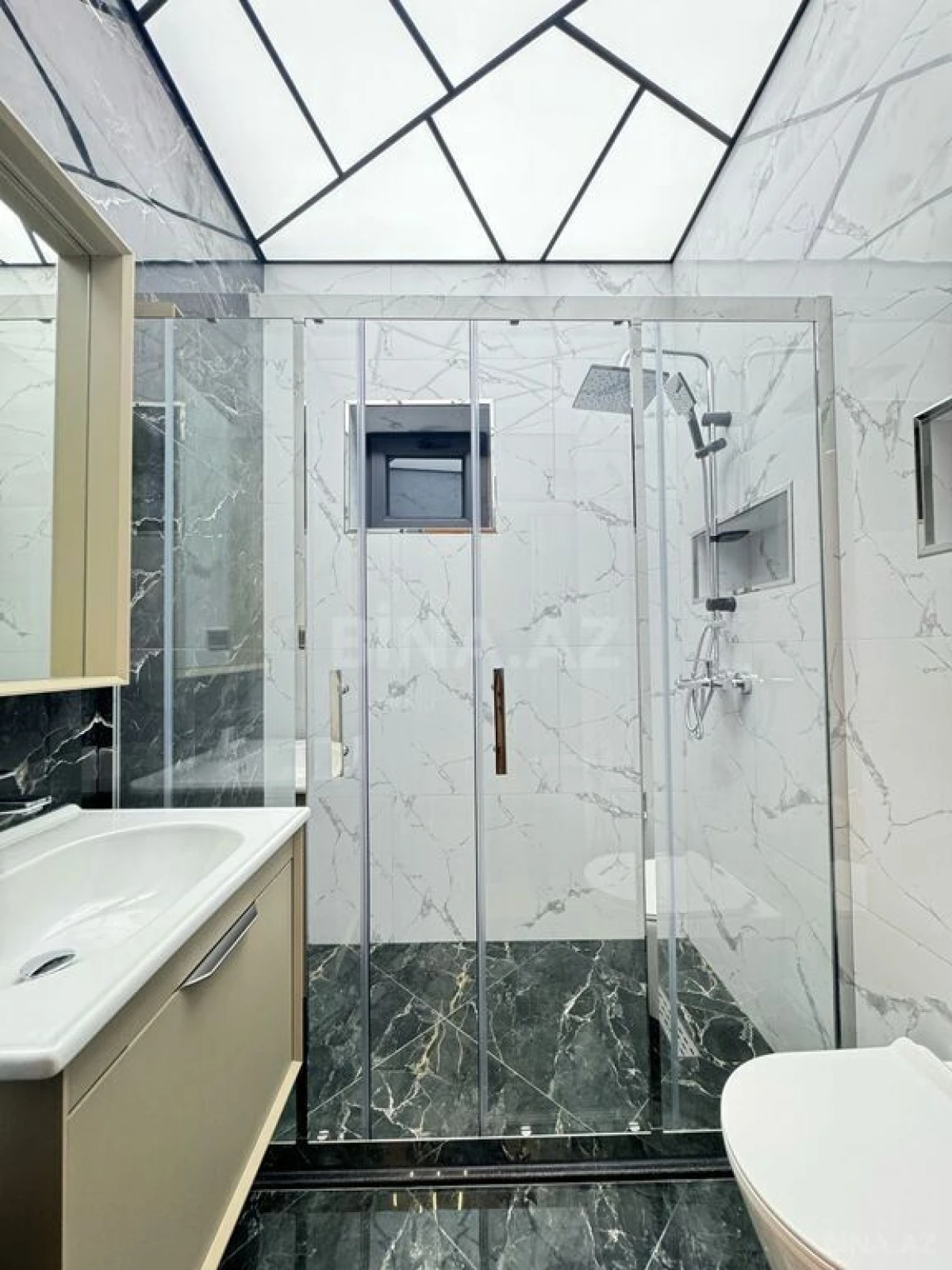 Satılır 5 otaqlı həyət evi 300 m²