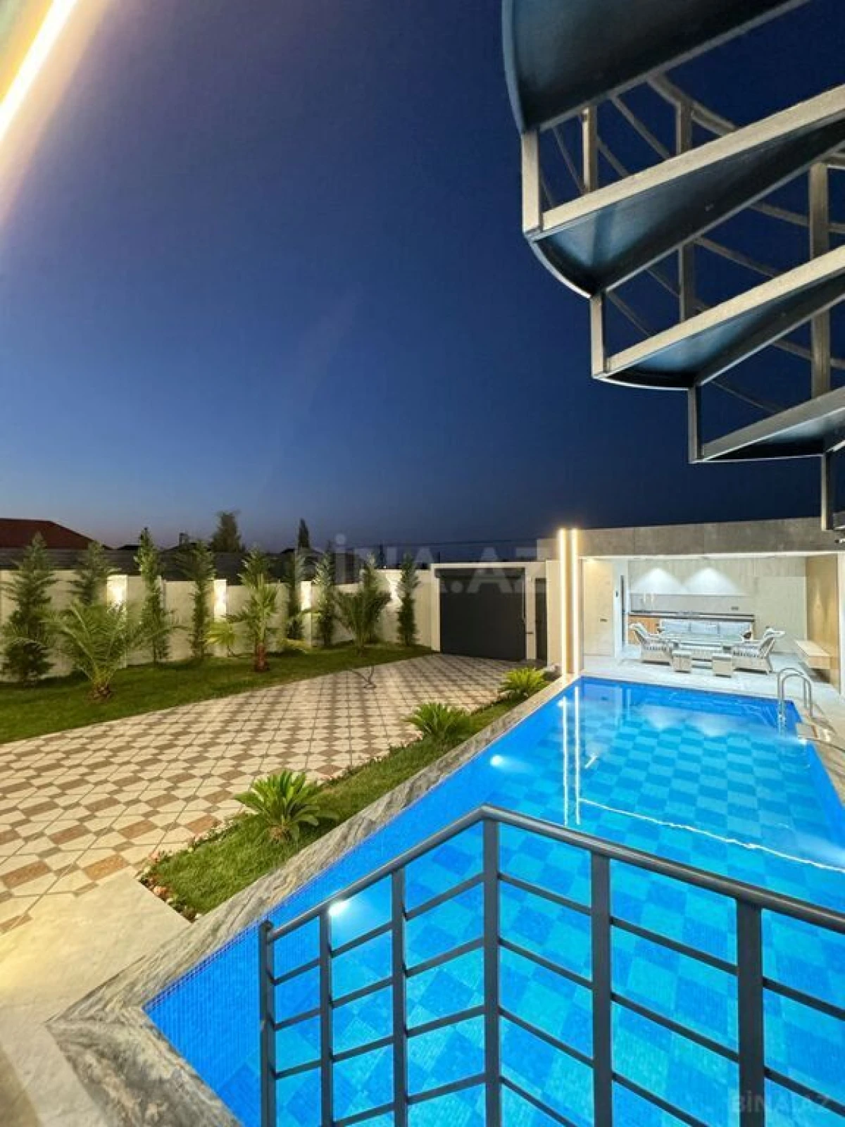 Satılır 5 otaqlı həyət evi 300 m²