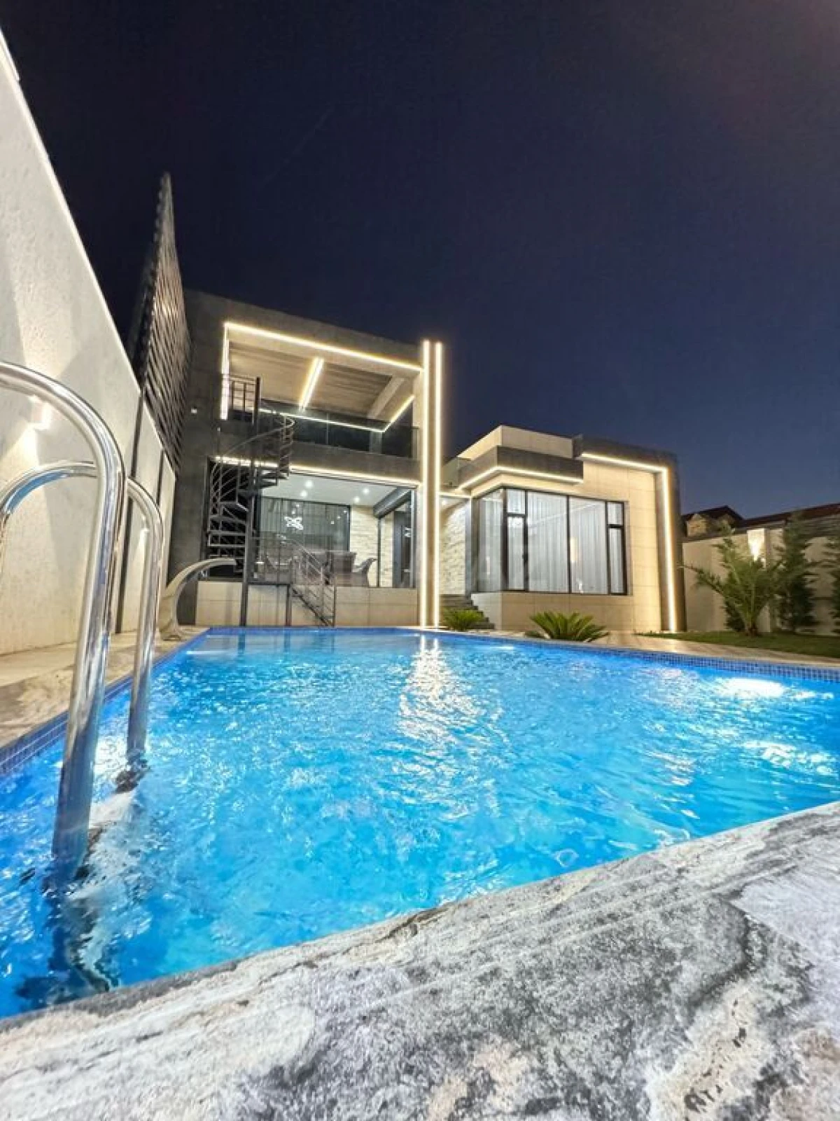 Satılır 5 otaqlı həyət evi 300 m²