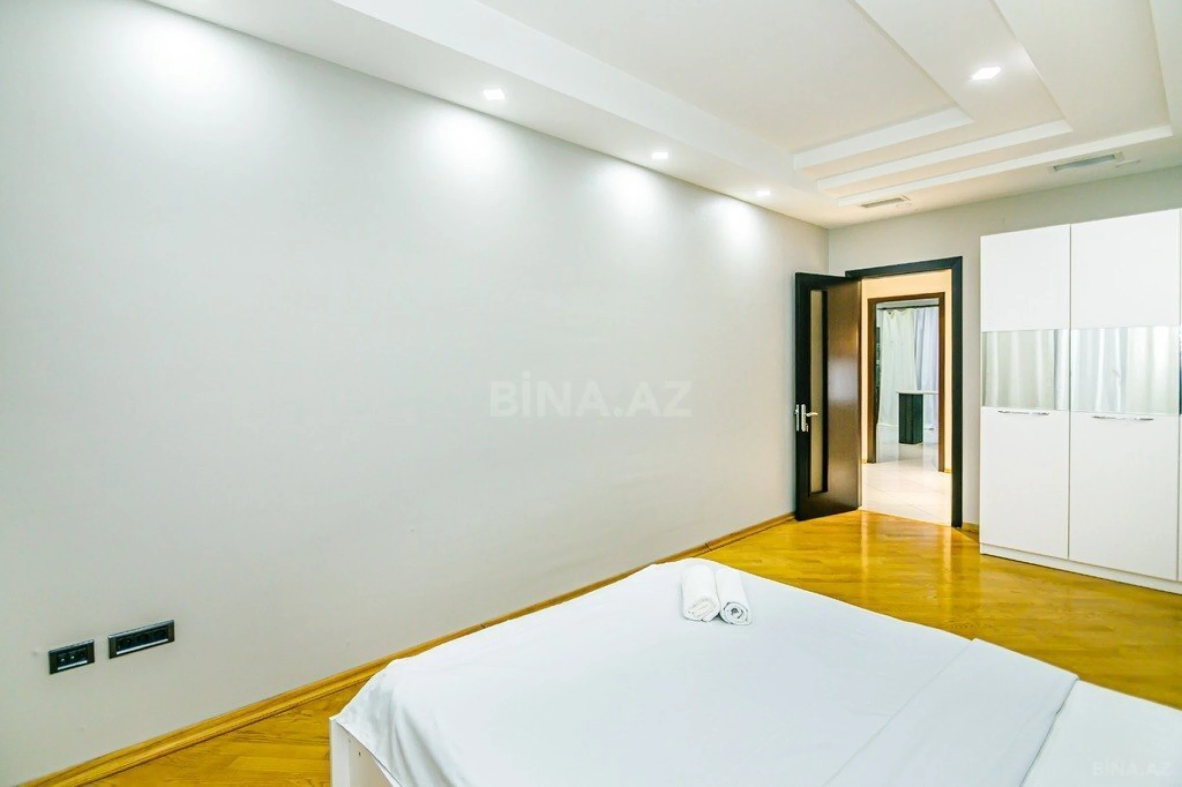 Kirayə verilir 3 otaqlı mənzil 175 m²