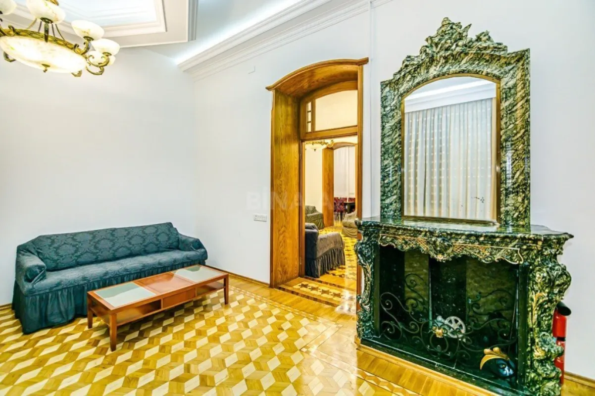 Kirayə verilir 5 otaqlı mənzil 275 m²