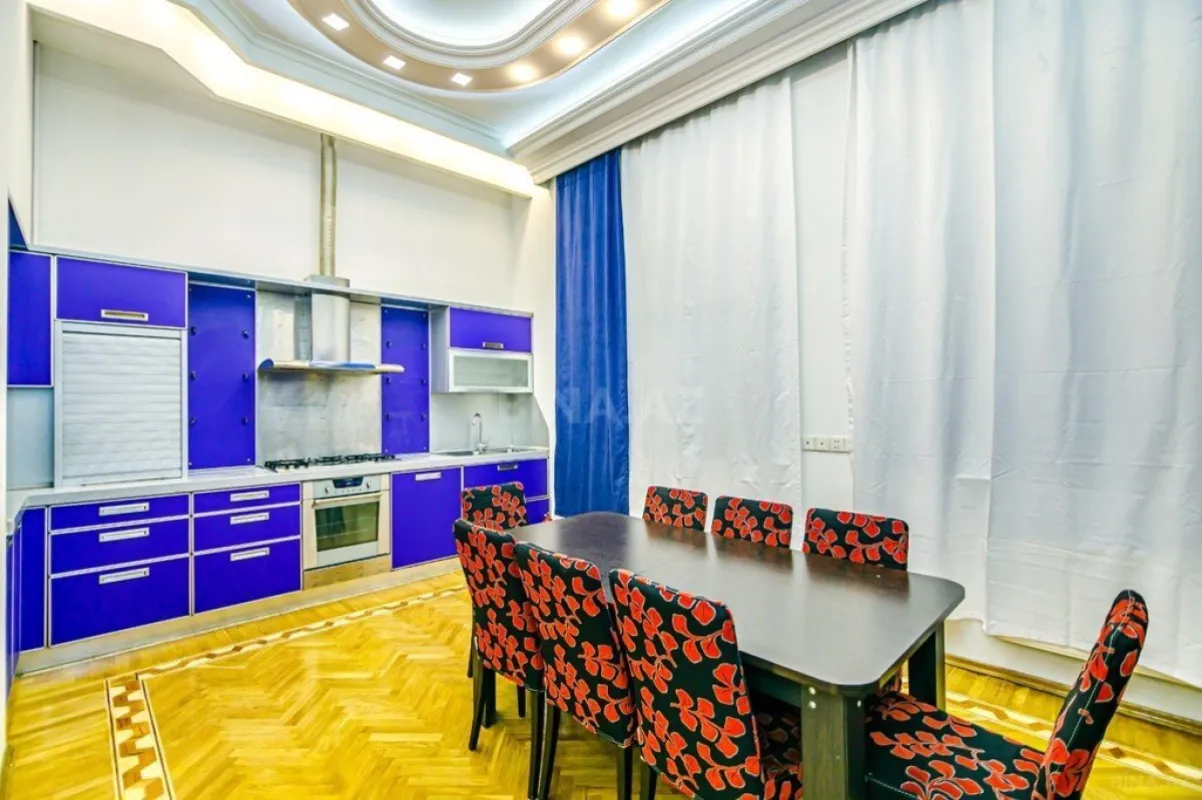 Kirayə verilir 5 otaqlı mənzil 275 m²