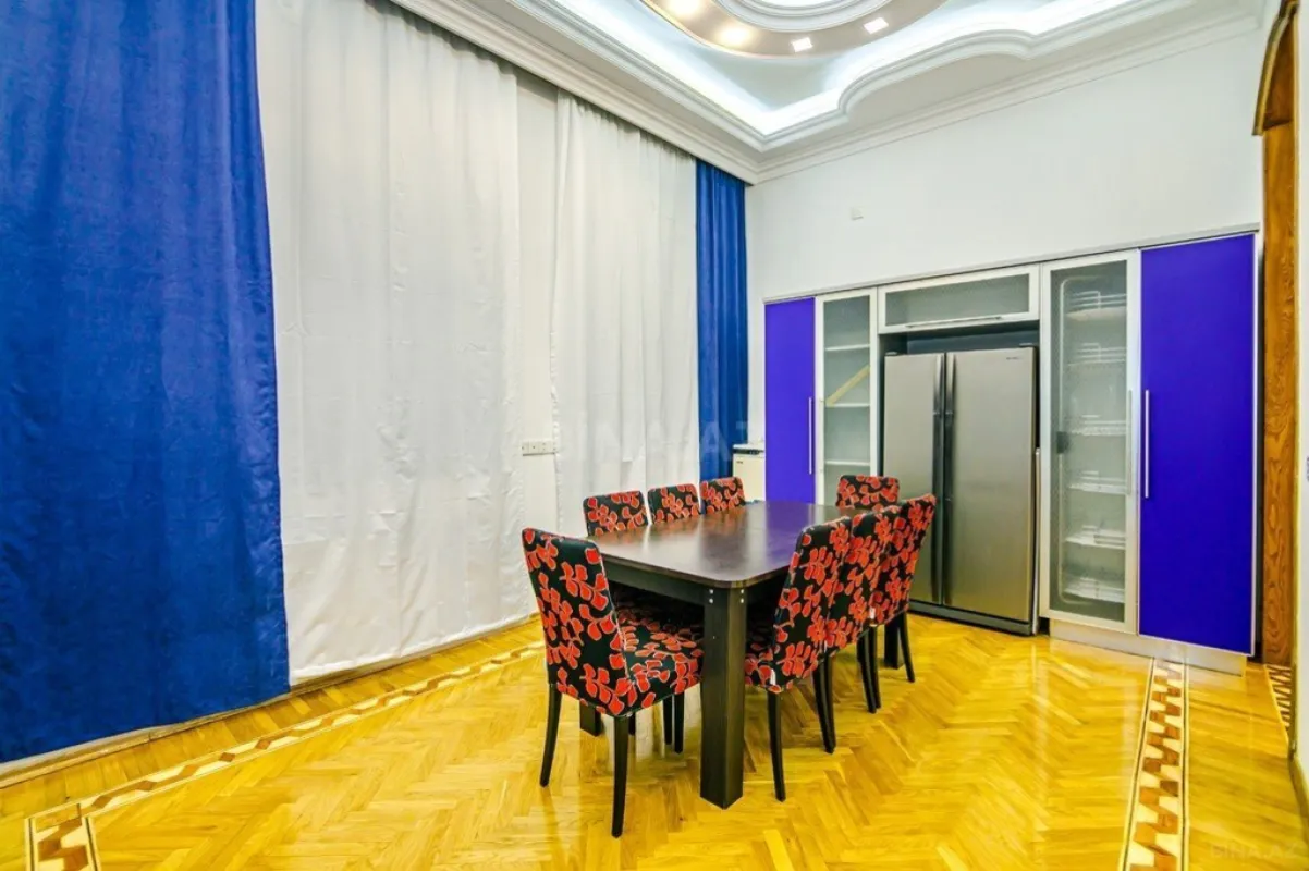 Kirayə verilir 5 otaqlı mənzil 275 m²