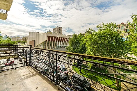 Kirayə verilir 5 otaqlı mənzil 275 m²