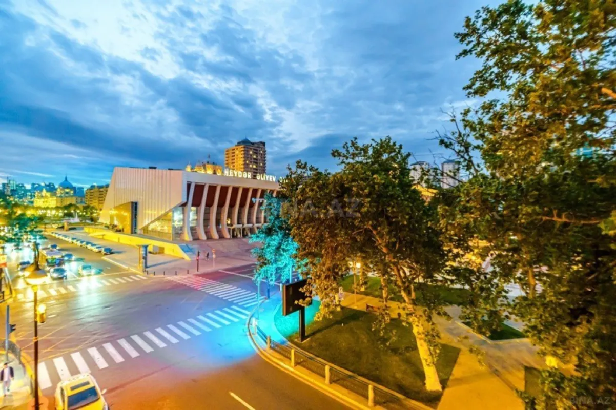 Kirayə verilir 5 otaqlı mənzil 275 m²