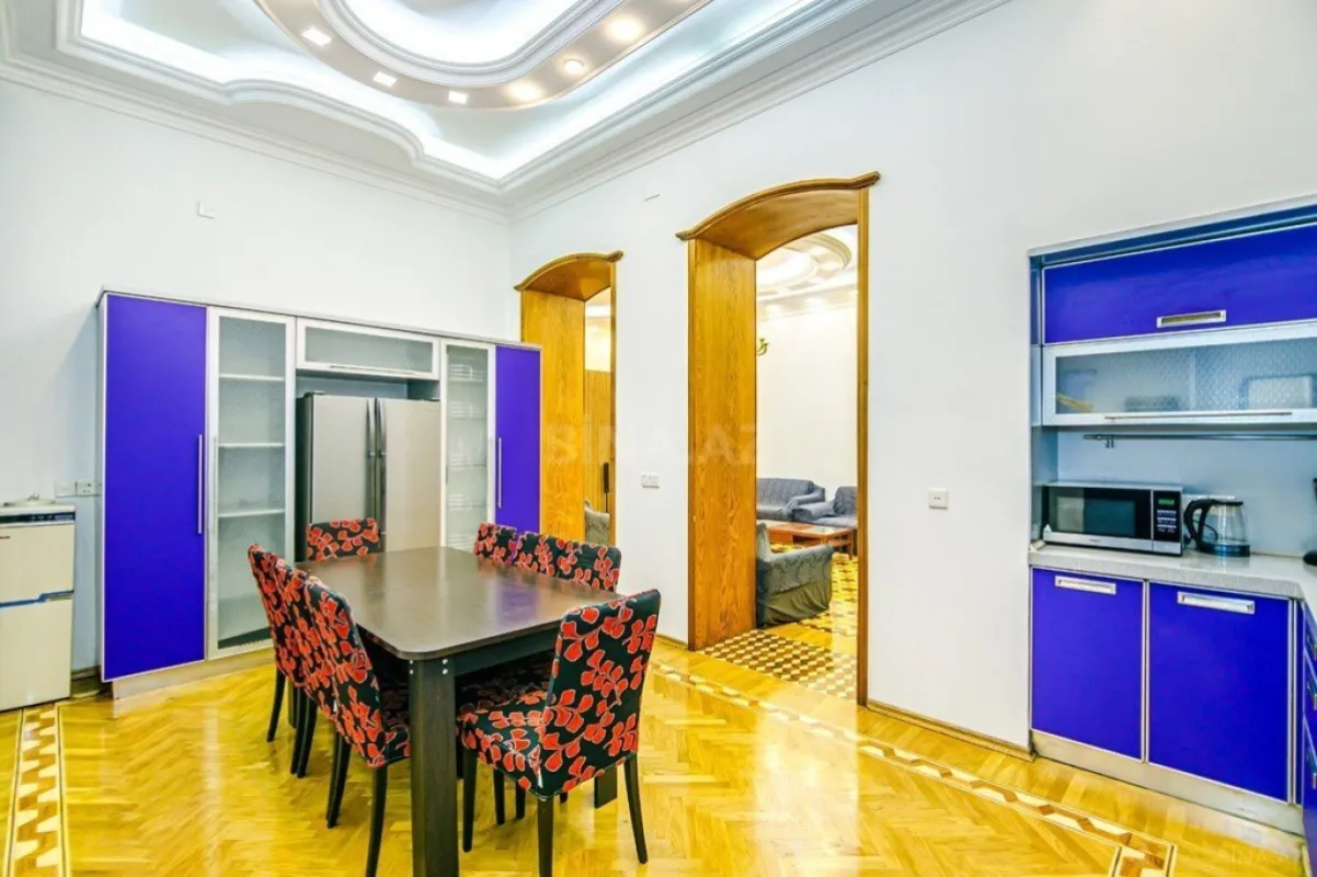 Kirayə verilir 5 otaqlı mənzil 275 m²