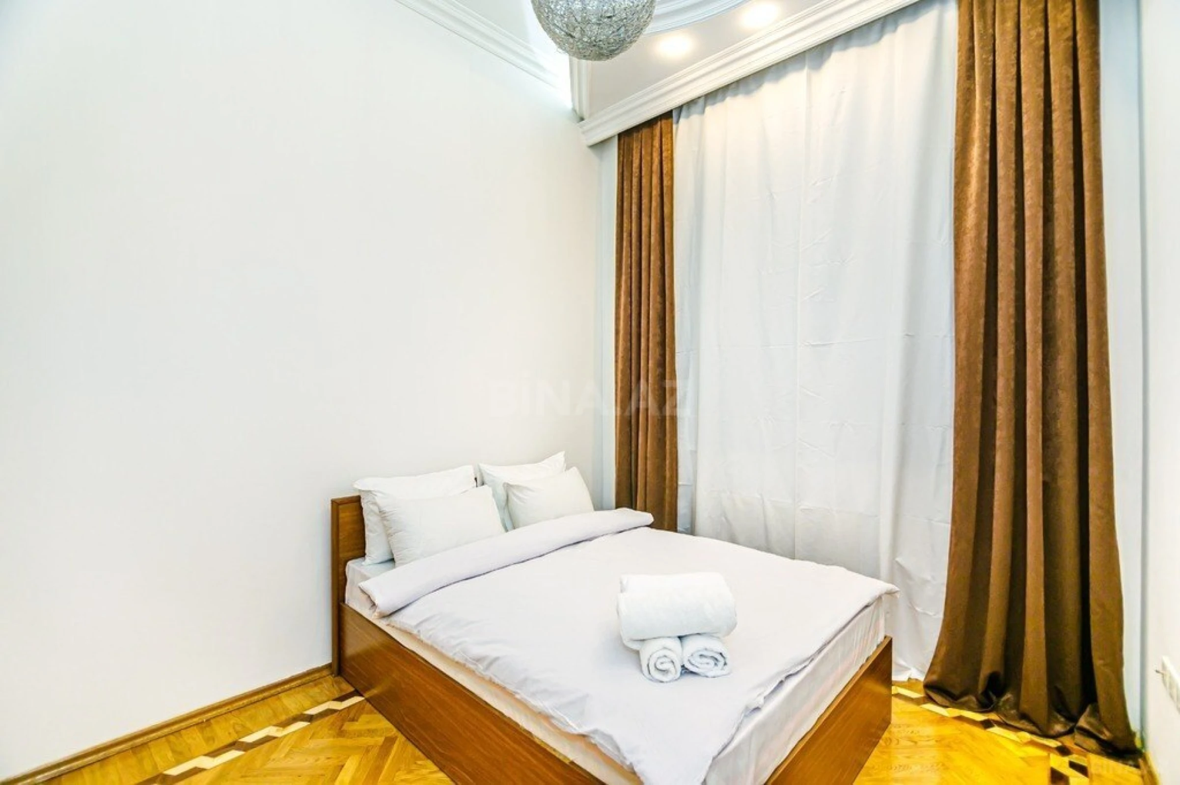 Kirayə verilir 5 otaqlı mənzil 275 m²