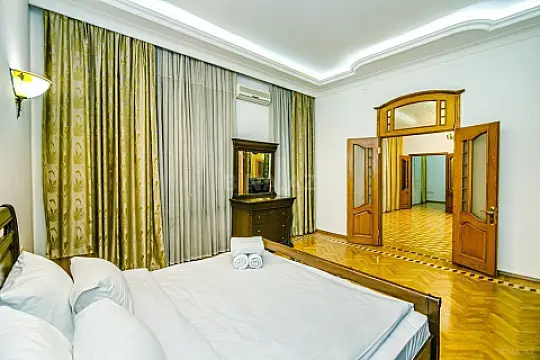 Kirayə verilir 5 otaqlı mənzil 275 m²