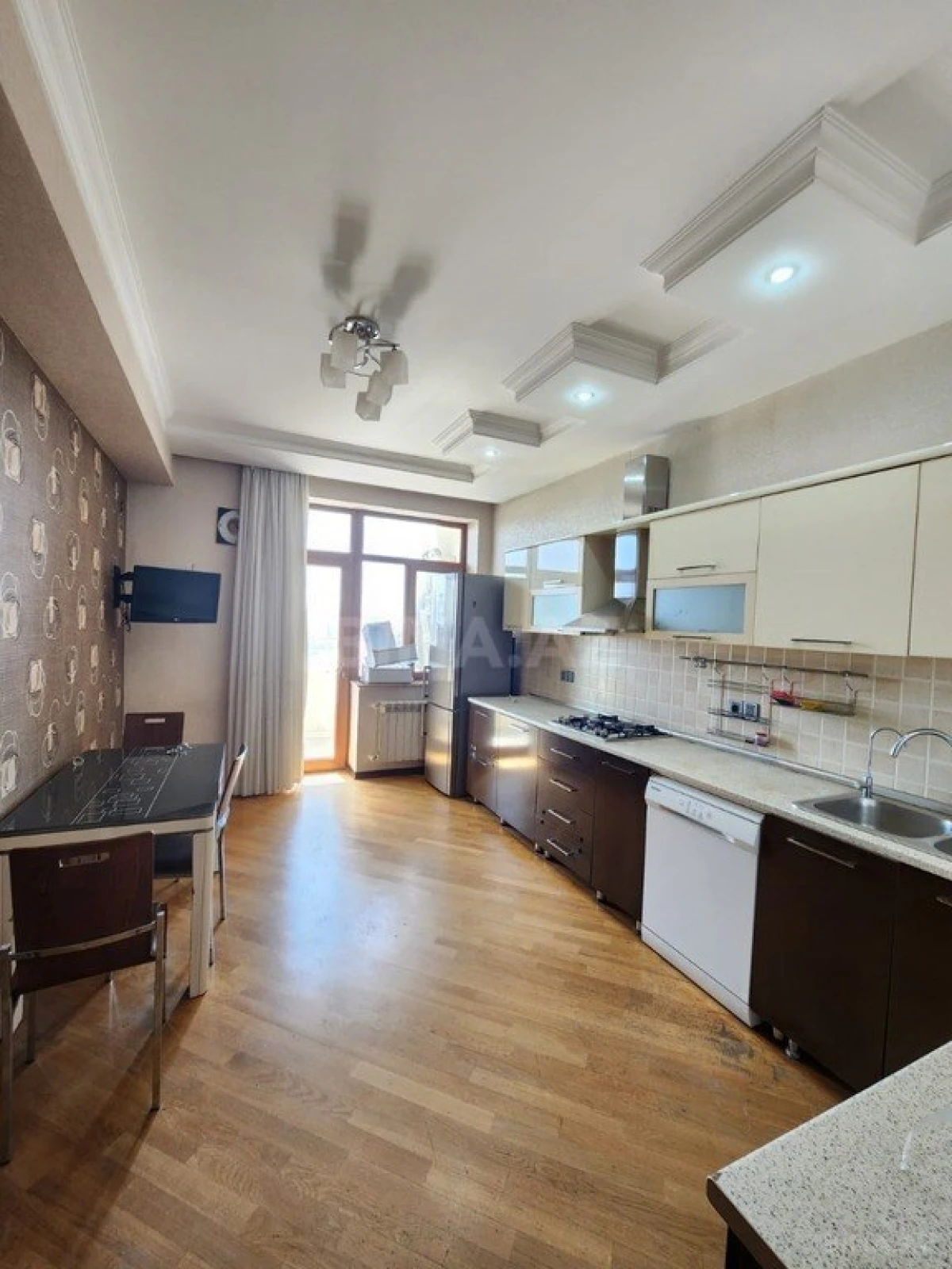 Kirayə verilir 3 otaqlı mənzil 170 m²