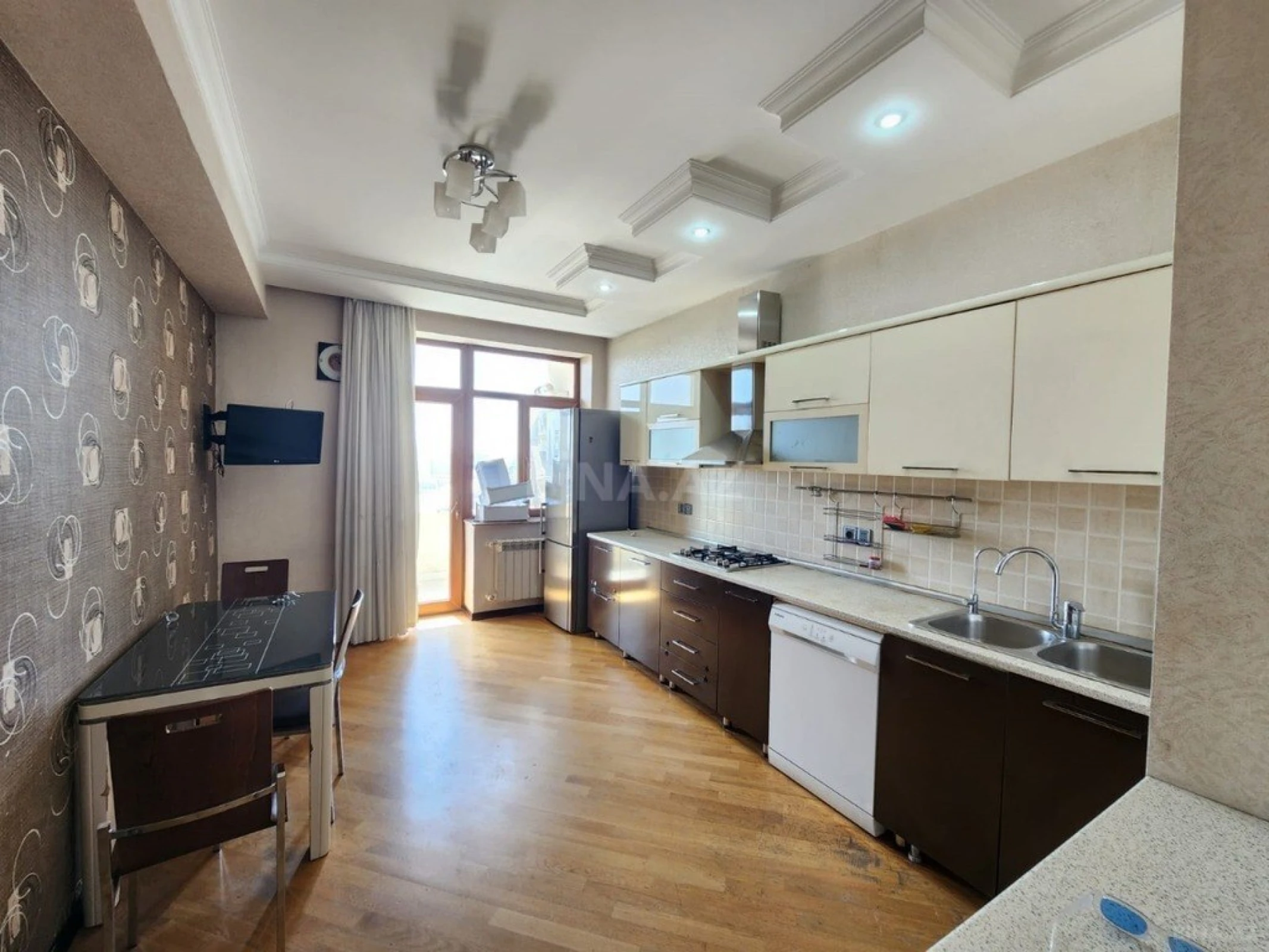 Kirayə verilir 3 otaqlı mənzil 170 m²
