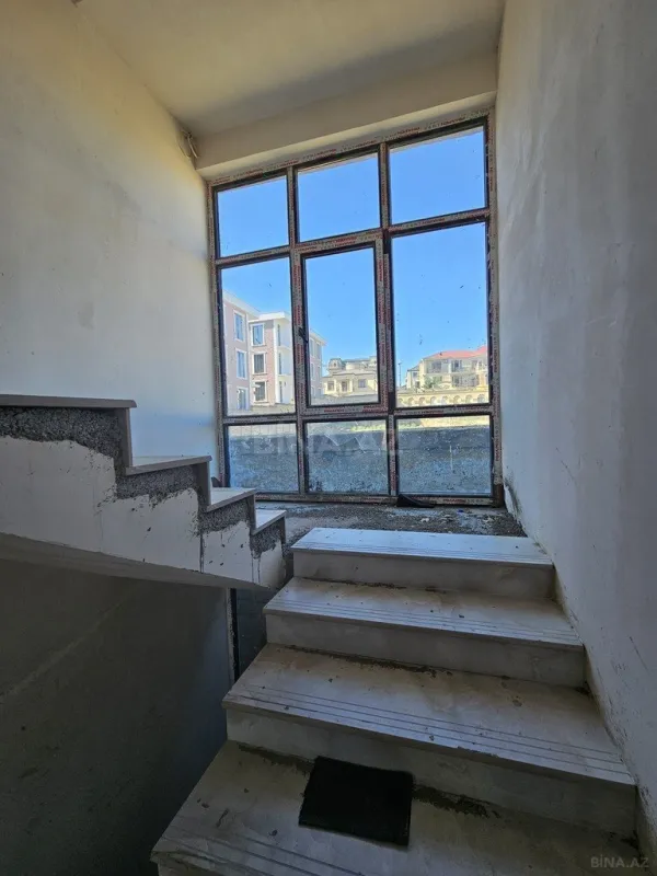 Satılır 6 otaqlı həyət evi 300 m²