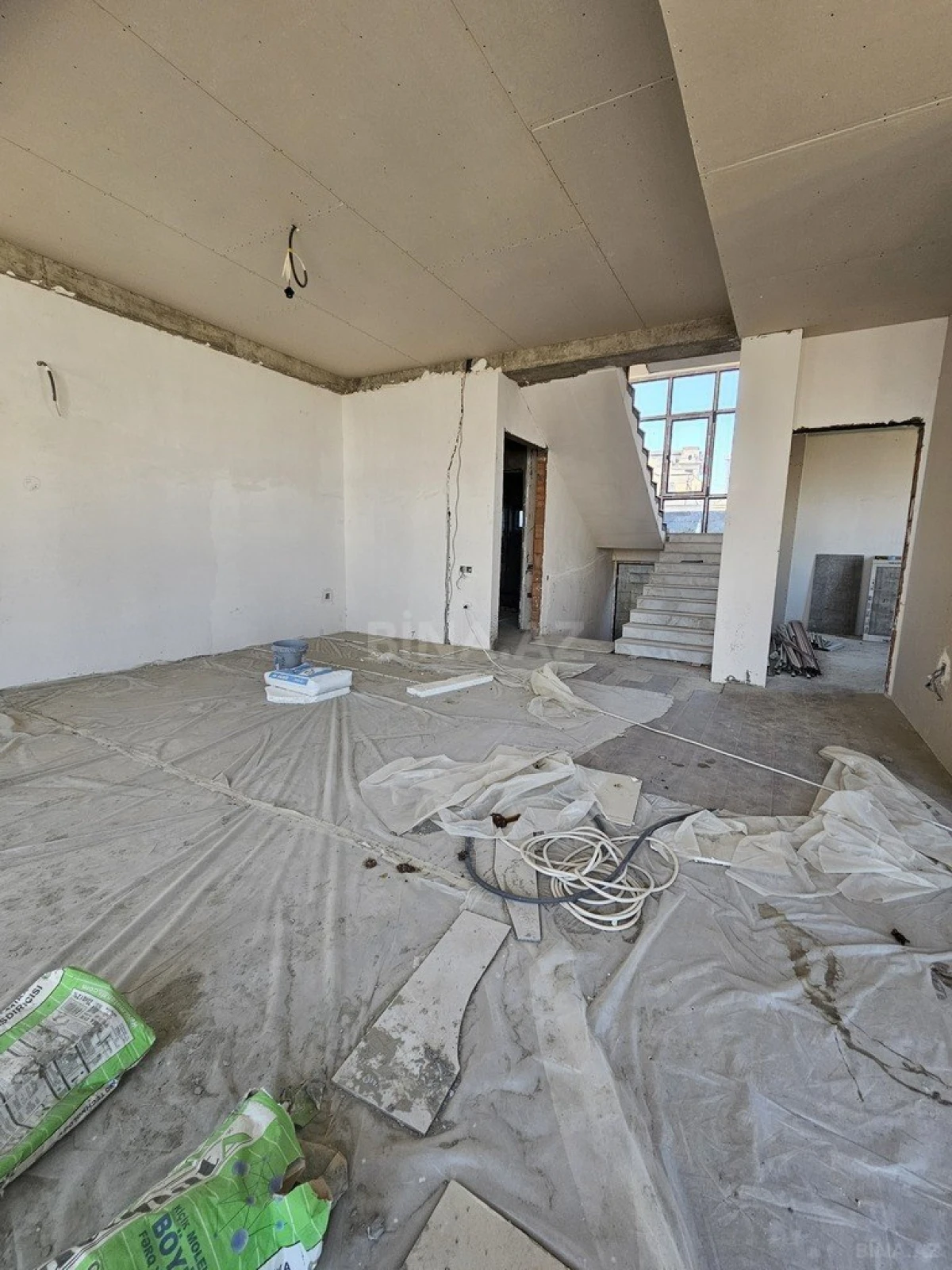 Satılır 6 otaqlı həyət evi 300 m²