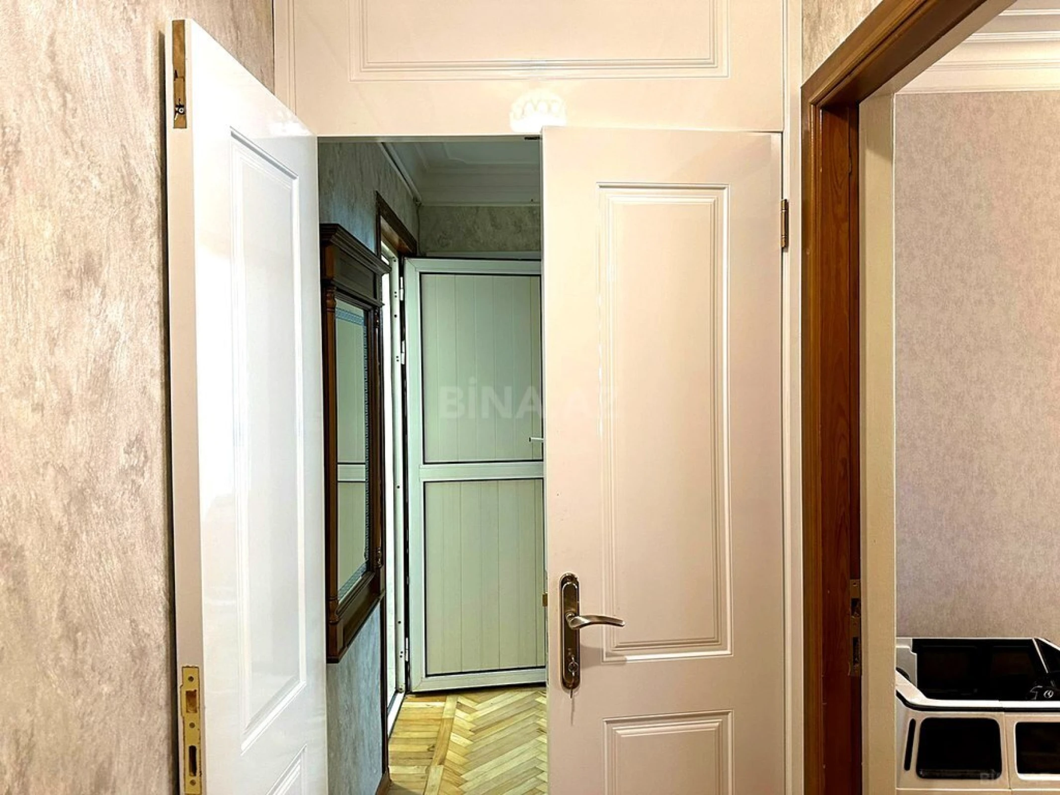 Satılır 5 otaqlı mənzil 140 m²