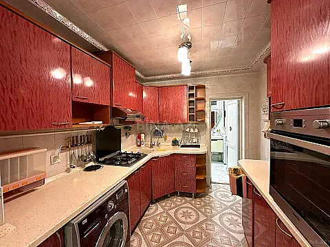 Satılır 5 otaqlı mənzil 140 m²