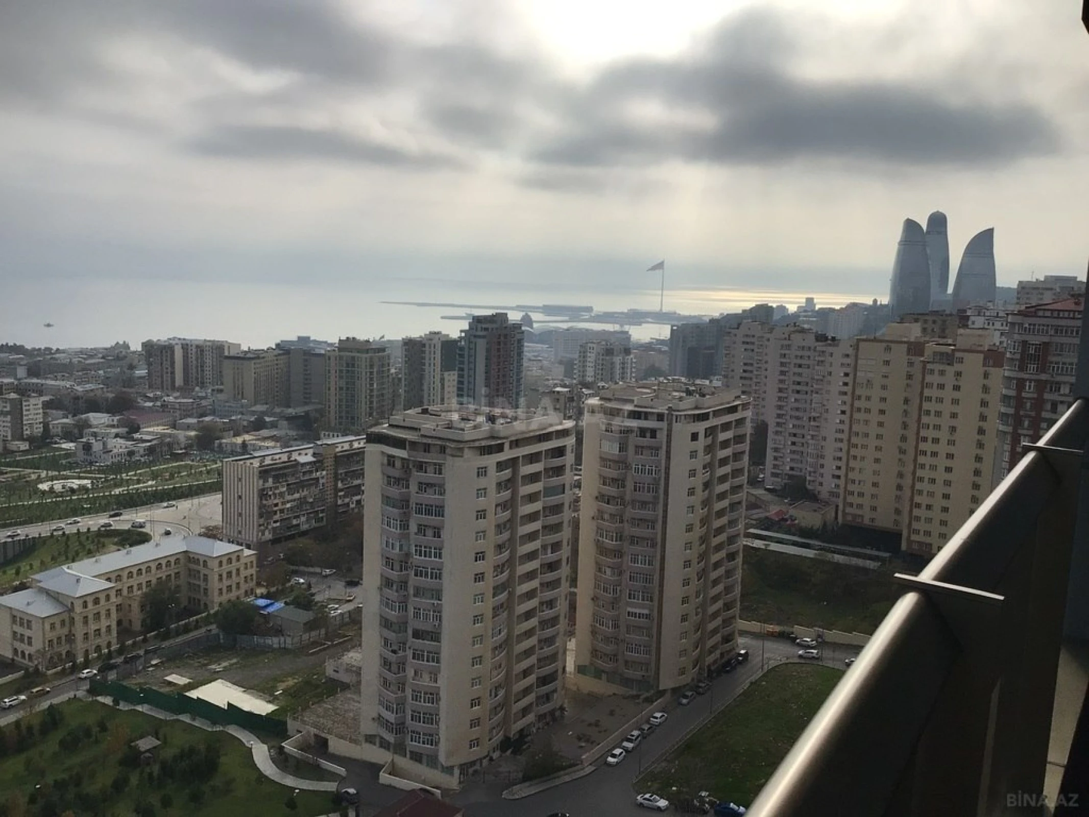 Satılır 4 otaqlı mənzil 207 m²