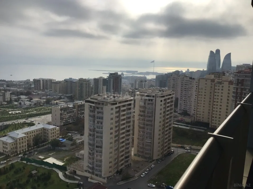 Satılır 4 otaqlı mənzil 207 m²