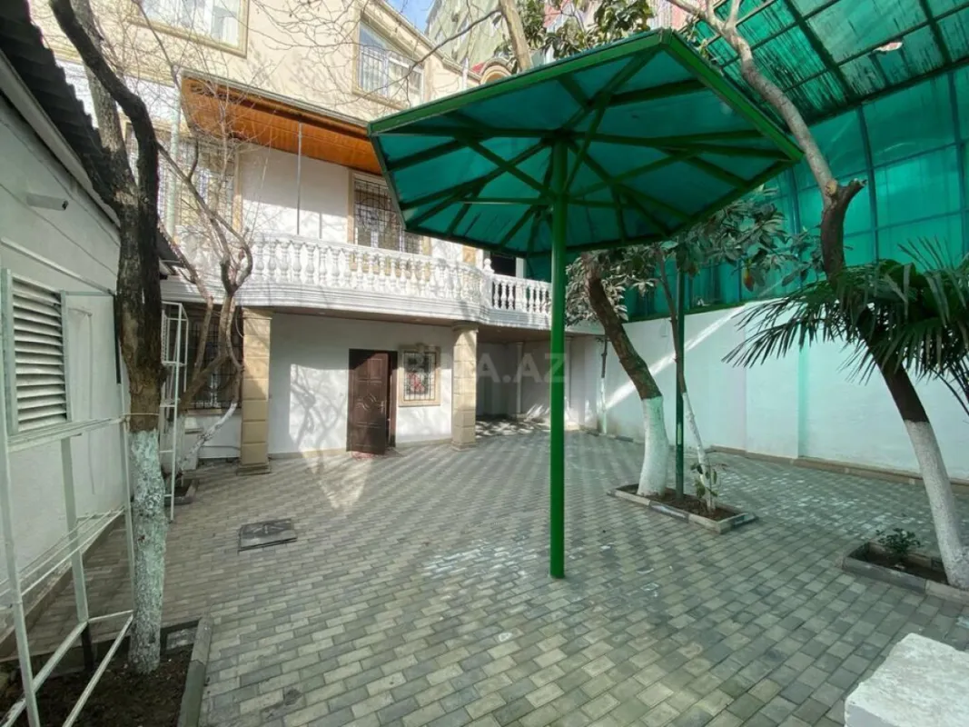 Satılır 9 otaqlı həyət evi 400 m²