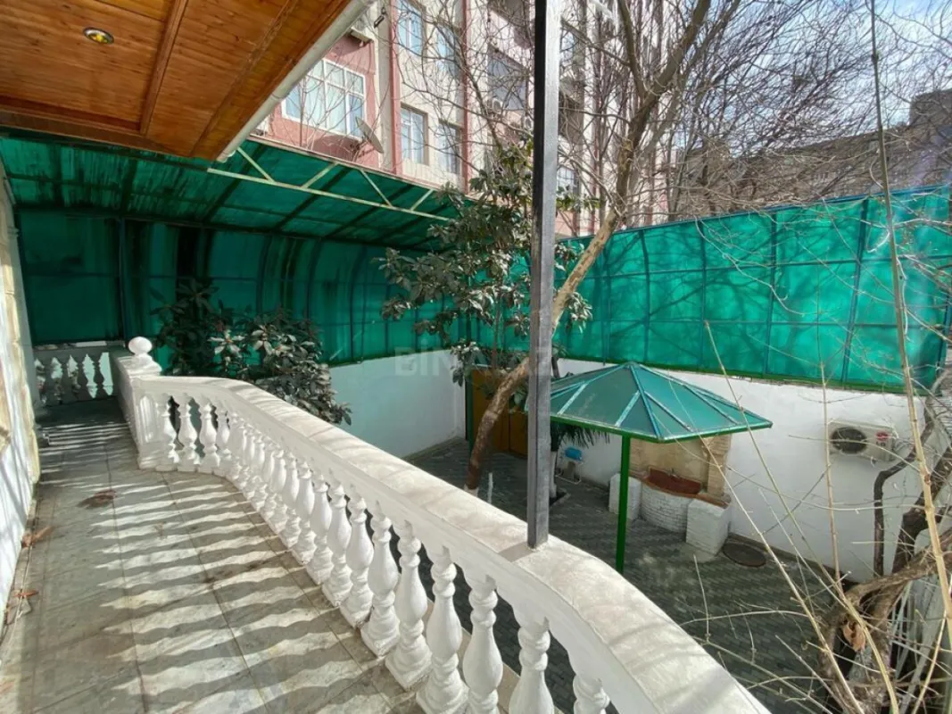 Satılır 9 otaqlı həyət evi 400 m²