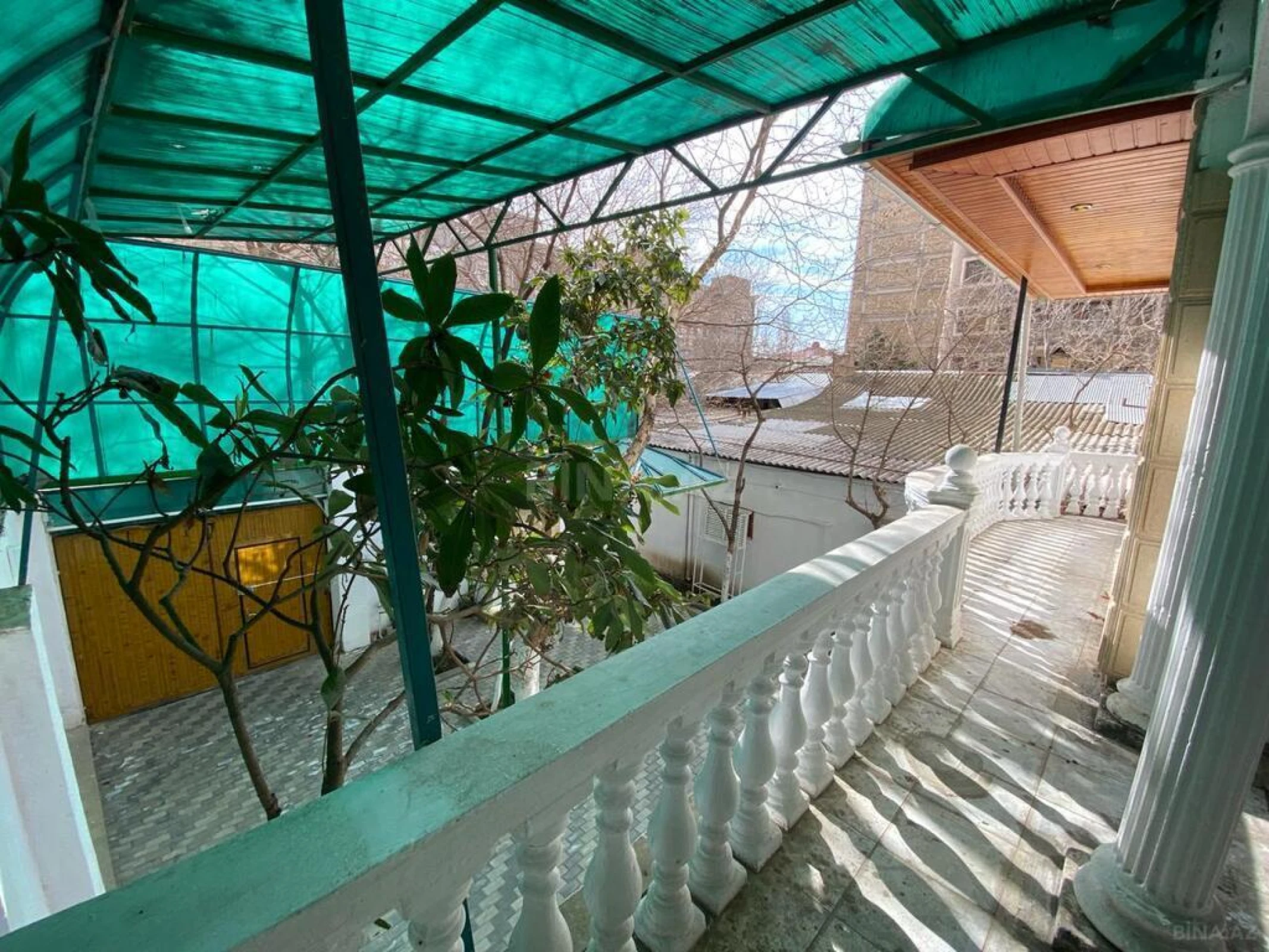 Satılır 9 otaqlı həyət evi 400 m²