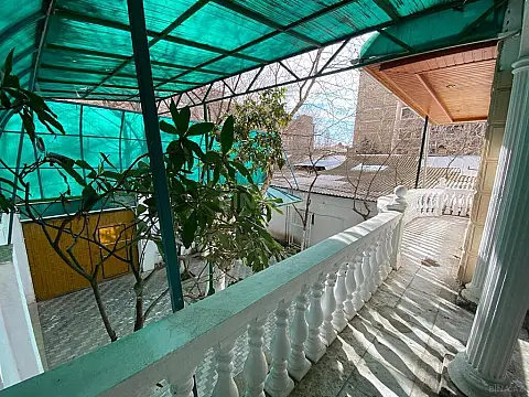 Satılır 9 otaqlı həyət evi 400 m²