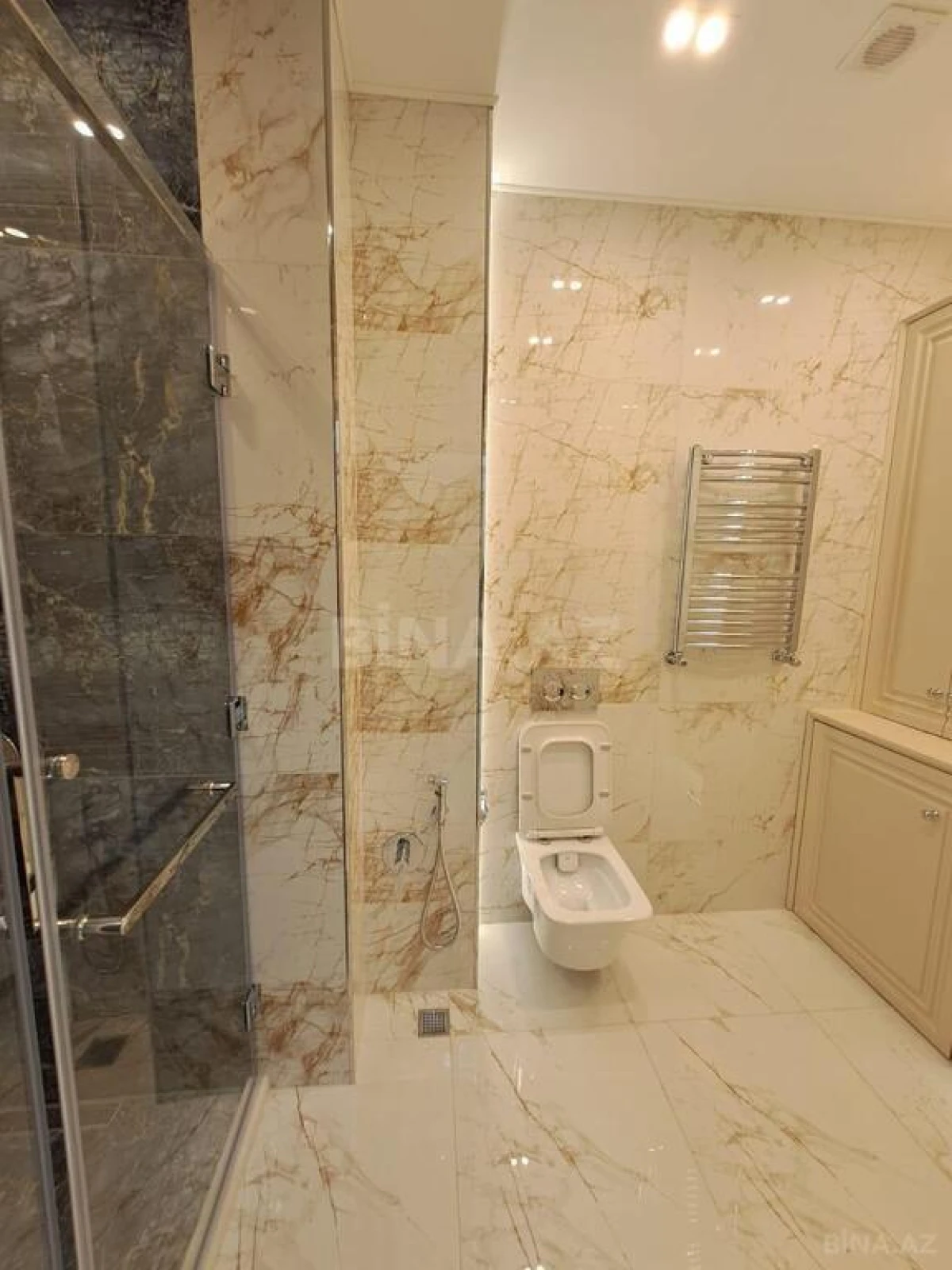 Satılır 3 otaqlı mənzil 155 m²