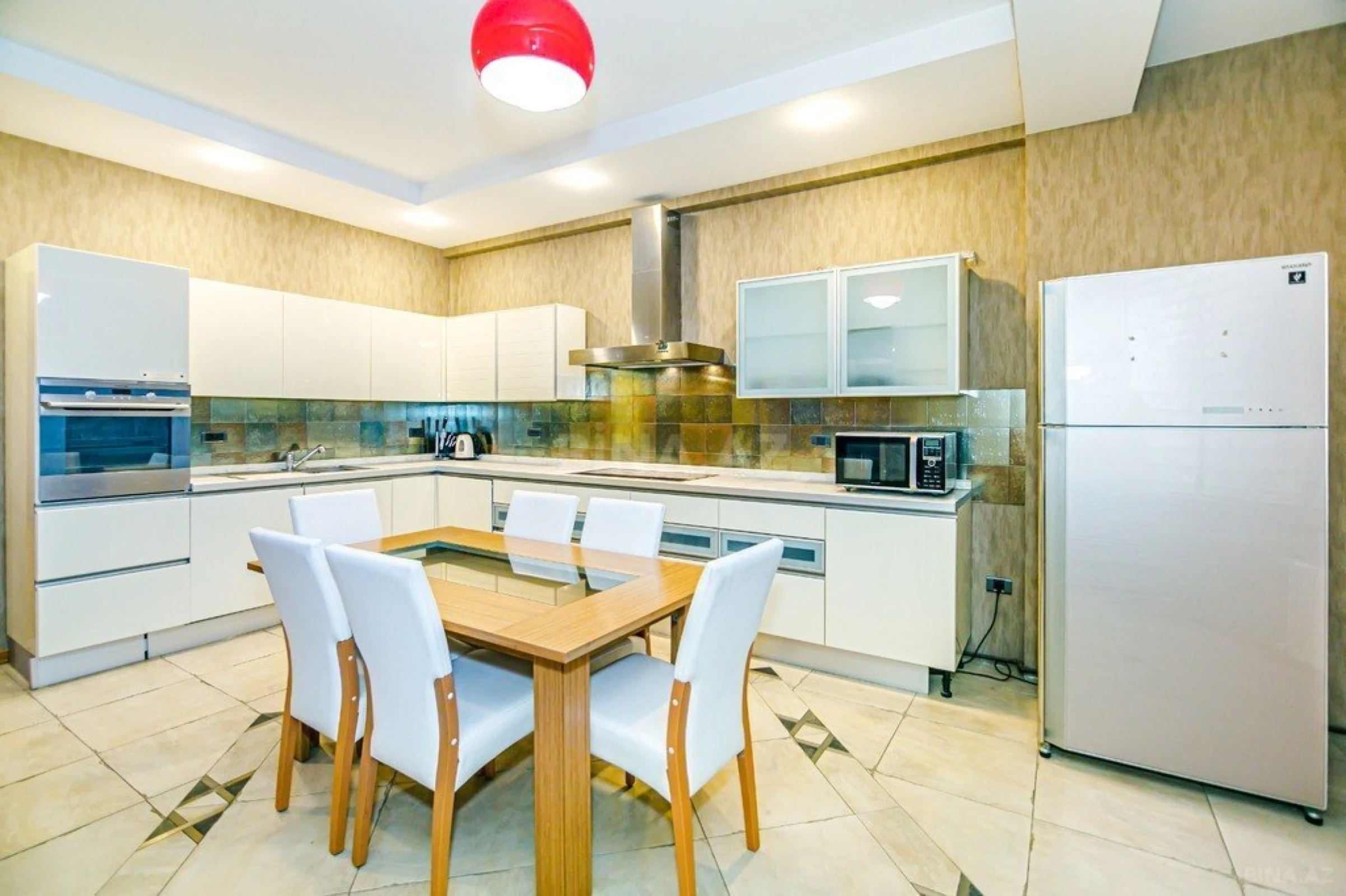 Kirayə verilir 4 otaqlı mənzil 220 m²