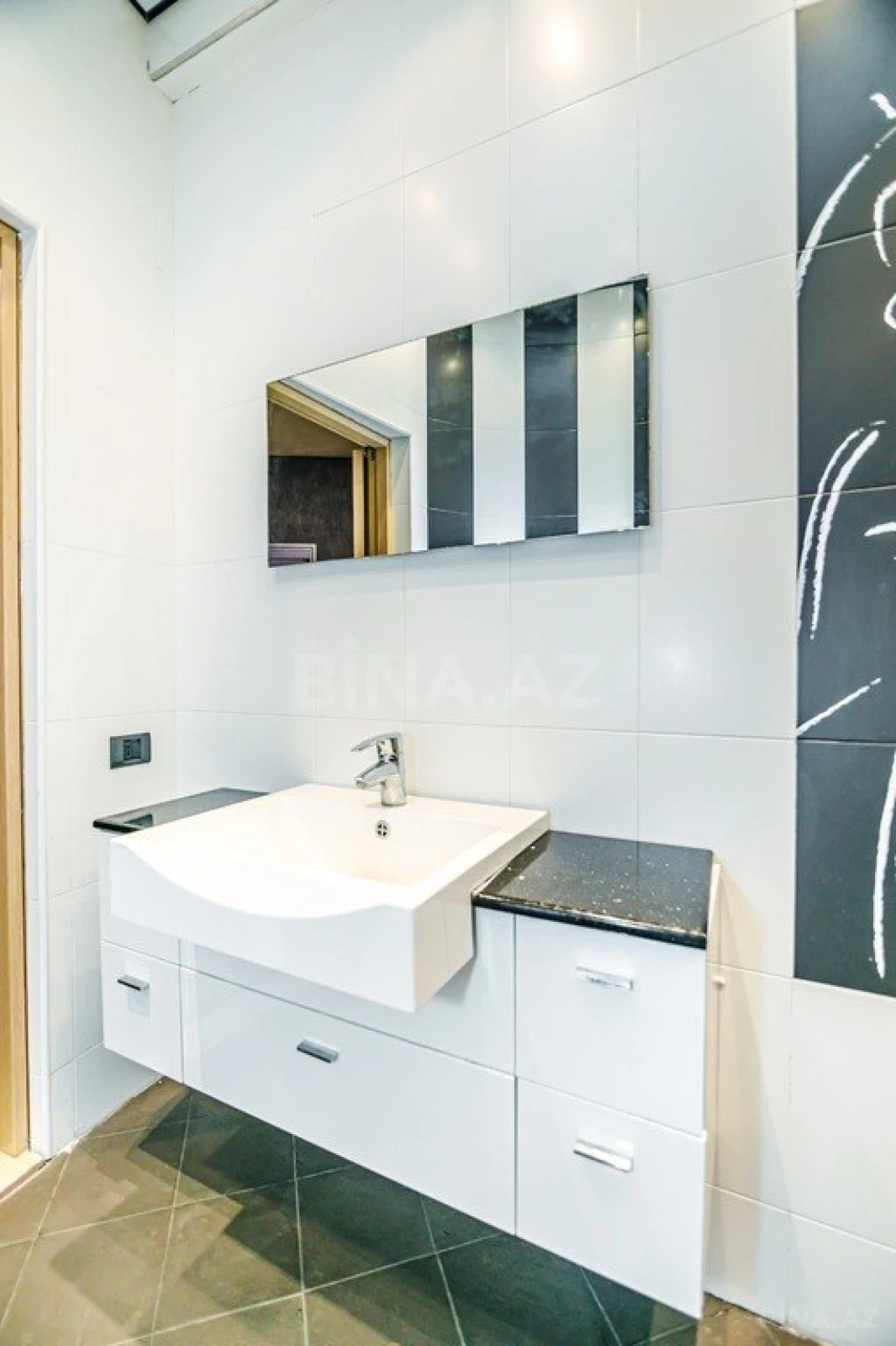 Kirayə verilir 4 otaqlı mənzil 220 m²