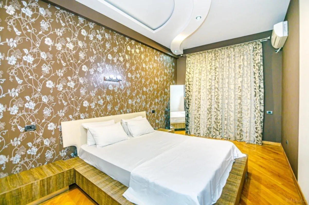 Kirayə verilir 4 otaqlı mənzil 220 m²